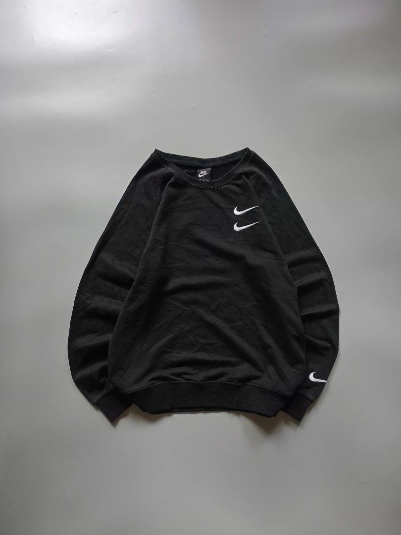 nike international sweatshirt (Category: Coats, Jackets and Outerwear) located in San Isidro. Submitted by lagloots (Listing ID 1467375756, Image 2). Description: nike international sweatshirt embroidered swoosh fits small - medium 📌model's reference: 5'7, 45kg DIMES (IN INCHES) LENGTH: 25 / WIDTH: 20 CONDITION: 9/10 [] COLOR RATE: 9/10 ISSUE: minimal cracks & hairlines.