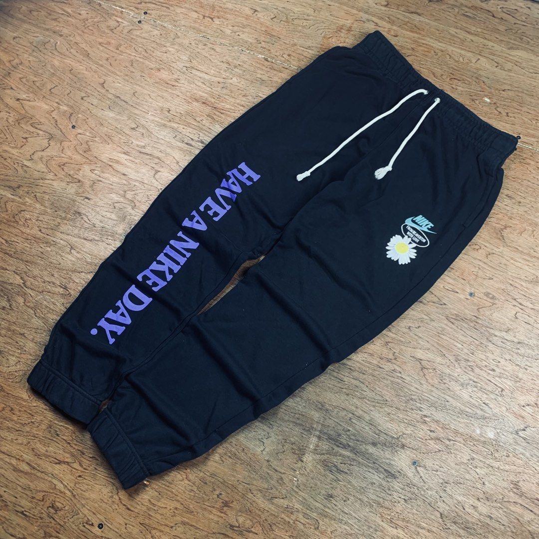 NIKE JOGGER PANTS (Category: Joggers) located in Cavite. Submitted by block4597 (Listing ID 1467583111, Image 1). Description: ❇️ NIKE BLACK JOGGER PANTS 📍SIZE - MEDUIM 31/38 📍COLOR RATE - 9/10 📍CONDITION - GOOD 📍DECLARE AUTHENTIC.
