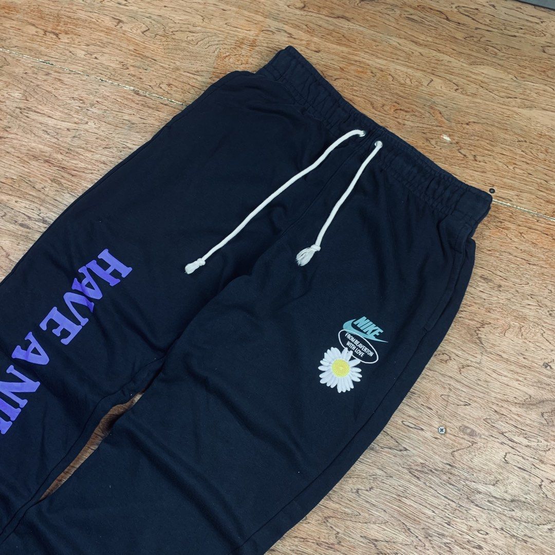 NIKE JOGGER PANTS (Category: Joggers) located in Cavite. Submitted by block4597 (Listing ID 1467583111, Image 2). Description: ❇️ NIKE BLACK JOGGER PANTS 📍SIZE - MEDUIM 31/38 📍COLOR RATE - 9/10 📍CONDITION - GOOD 📍DECLARE AUTHENTIC.