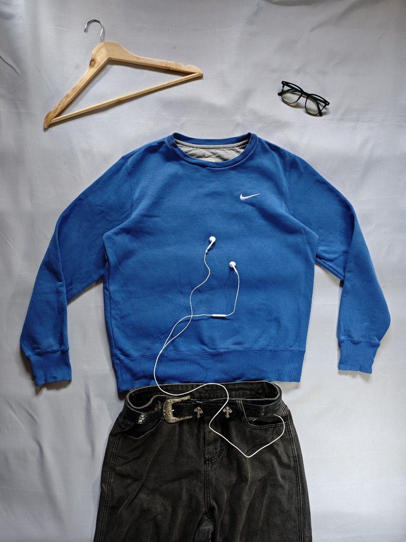 Nike Long sleeve (Category: Coats, Jackets and Outerwear) located in Cabuyao City. Submitted by grand_vault (Listing ID 1467418168, Image 1). Description: NIKE LONG SLEEVE Size: L Width: 24 Length: 26 Condition: 10/10 Color rate: 10/10 Issue: none.