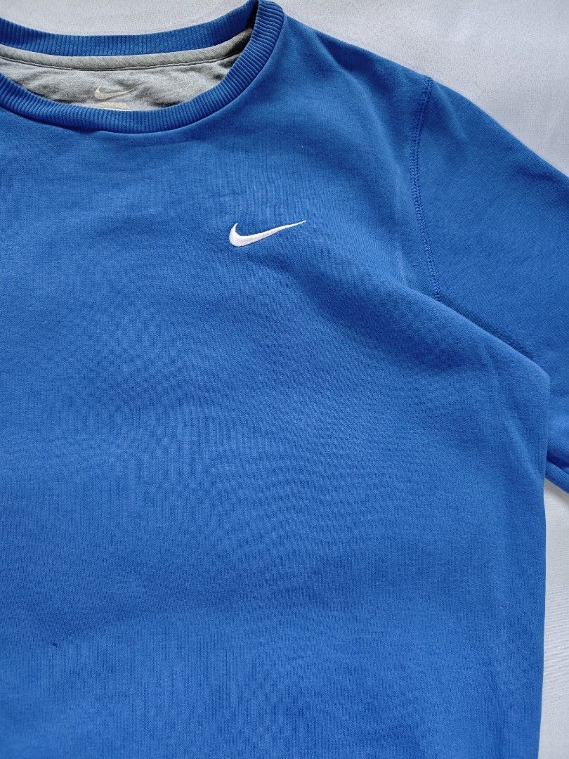 Nike Long sleeve (Category: Coats, Jackets and Outerwear) located in Cabuyao City. Submitted by grand_vault (Listing ID 1467418168, Image 3). Description: NIKE LONG SLEEVE Size: L Width: 24 Length: 26 Condition: 10/10 Color rate: 10/10 Issue: none.
