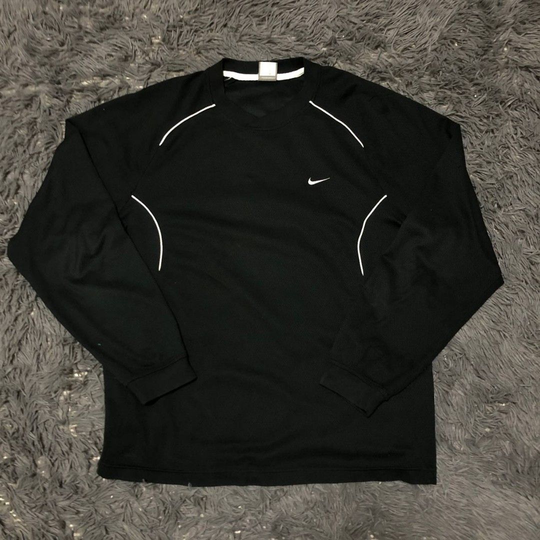 Nike Longsleeve Jersey (Category: Activewear) located in Camiling. Submitted by thriftscape2024 (Listing ID 1467462174, Image 1). Description: Excellent Condition Color rate: 9/10 Issue: 1 pinhole Dimes: W21xL27.