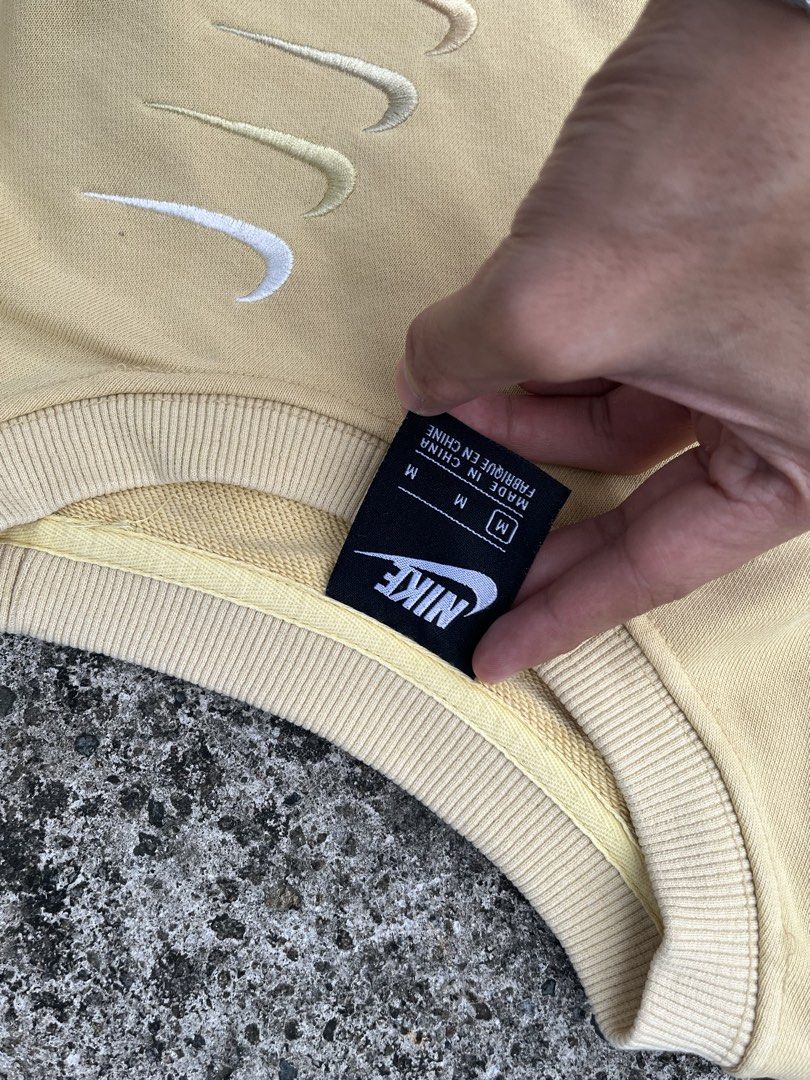 Nike Longsleeve Sweater (Category: Coats, Jackets and Outerwear) located in San Jose. Submitted by keinzthriftt (Listing ID 1467458197, Image 3). Description: Nike Longsleeve Sweater Dimes:23x26 Color Rate:9/10.