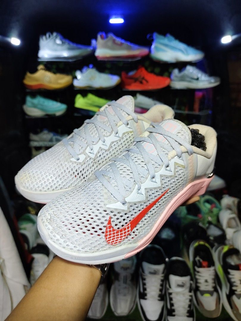 Nike Metcon Grey Pink Training Shoes (Category: Sneakers) located in Bayugan. Submitted by boss_rej (Listing ID 1467525117, Image 2). Description: - Brand/Model: Nike Metcon - Colorway: Grey, pink, and bright red - Size: US 6.5 - Upper: Breathable mesh with grid detailing on the swoosh - Sole: Flat pink rubber for maximum stability during lifts and gym sessions - Condition: Excellent / Well-maintained - Perfect for CrossFit, weightlifting, and ge