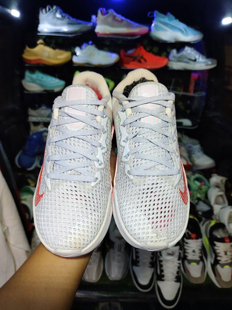 Nike Metcon Grey Pink Training Shoes (Category: Sneakers) located in Bayugan. Submitted by boss_rej (Listing ID 1467525117, Image 3). Description: - Brand/Model: Nike Metcon - Colorway: Grey, pink, and bright red - Size: US 6.5 - Upper: Breathable mesh with grid detailing on the swoosh - Sole: Flat pink rubber for maximum stability during lifts and gym sessions - Condition: Excellent / Well-maintained - Perfect for CrossFit, weightlifting, and ge