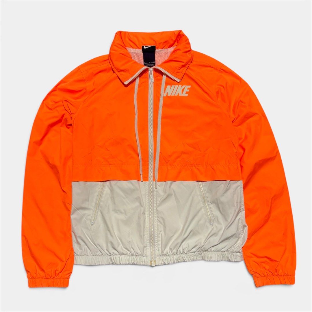 NIKE PACKABLE HOOD WINDBREAKER (Category: Coats, Jackets and Outerwear) located in Tacloban City. Submitted by katimmyroy (Listing ID 1467437773, Image 1). Description: Dimensions: 18.5x22 Size S on tag Excellent Condition No Flaws.
