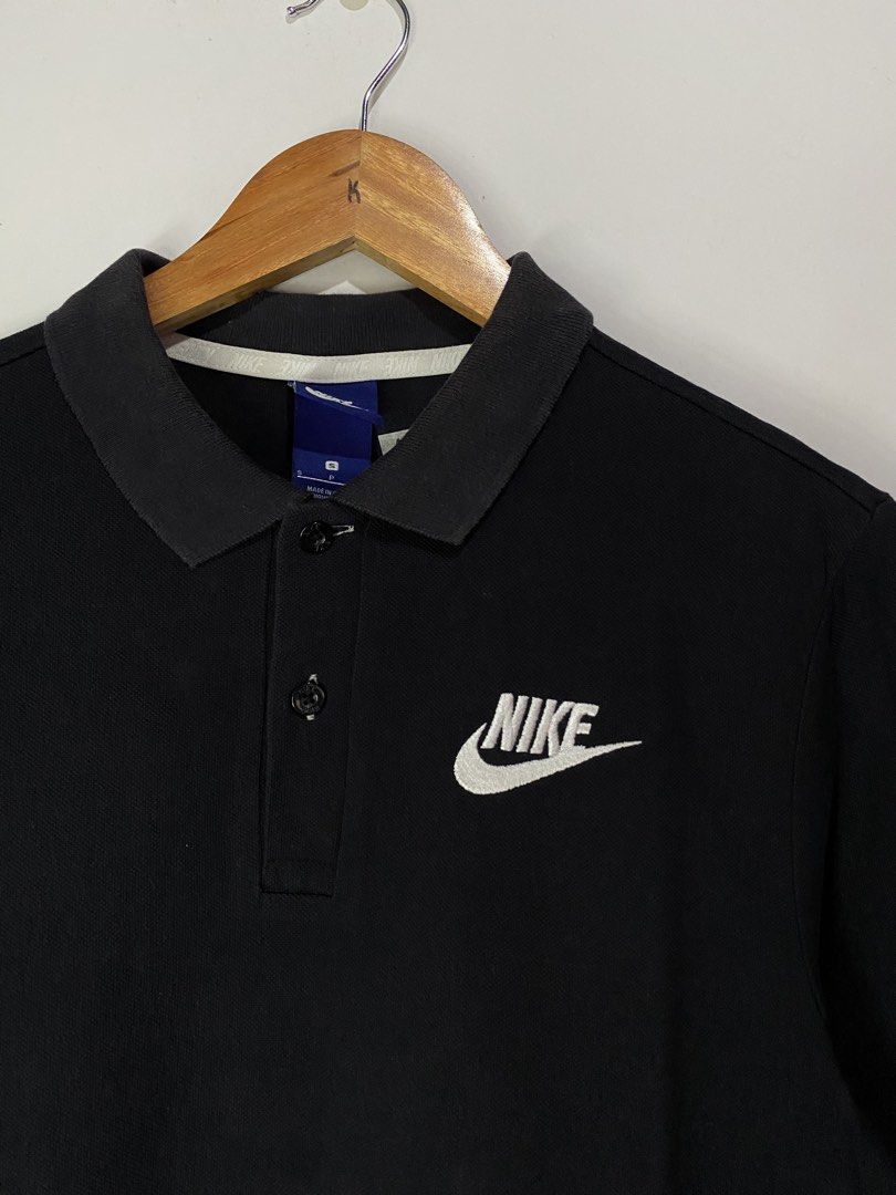 NIKE POLOSHIRT (Category: Tshirts & Polo Shirts ) located in Jaen. Submitted by oshimamark58418 (Listing ID 1467532902, Image 2). Description: - Brand: Nike - Item: Men's Polo Shirt - Color: Classic Black - Size: Medium (19" x 29") - Details: Embroidered white Nike logo on chest, branded buttons - Condition: Good quality pre-owned / well-maintained.