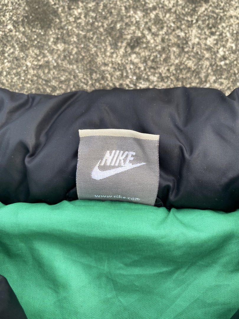 Nike Puffer Jacket Black Green Size L (Category: Coats, Jackets and Outerwear) located in Manila. Submitted by fastturtle.4c6bfd (Listing ID 1467513588, Image 3). Description: Nike Puffer Jacket size Large no issue excellent condition 850.
