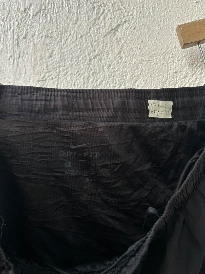 NIKE RUNNING SHORT (Category: Shorts) located in Caloocan City. Submitted by vntgxlocalsph (Listing ID 1467479760, Image 3). Description: NO ISSUE DIMES : 33-40 x 15.5 x 11.5.