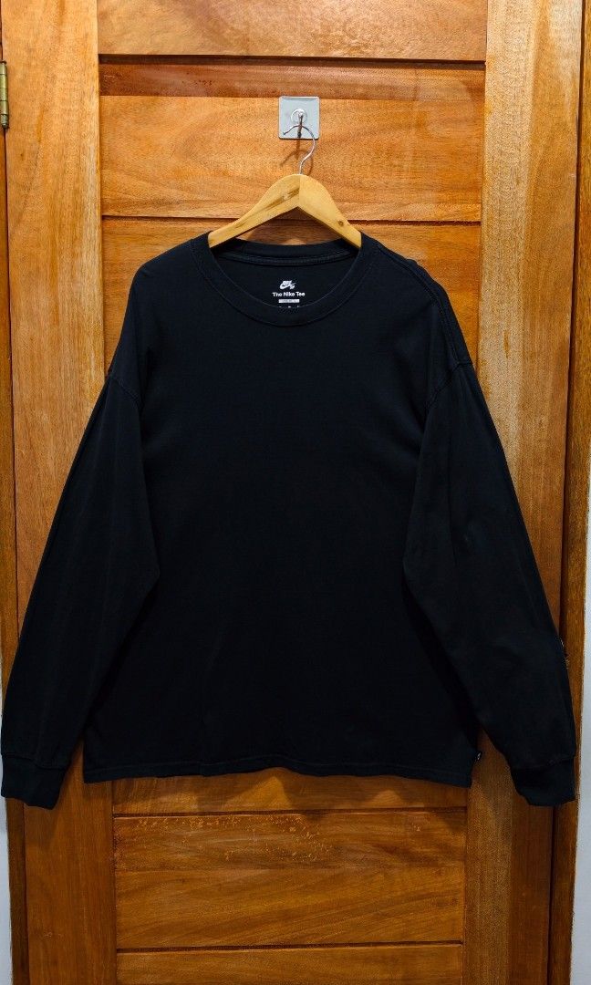 NIKE SB "PLAIN" LS (BLACK) (Category: Coats, Jackets and Outerwear) located in Tabuk. Submitted by gooddropsofficial (Listing ID 1467389520, Image 3). Description: NIKE SB "PLAIN" LS (BLACK) ▪️WIDTH: 24.5" ▪️LENGTH: 30.5" ▪️SIZE: XL ▪️COLOR RATE: GOOD AS NEW ▪️CONDITION: GOOD AS NEW ▪️ISSUE: NONE ▪️WASHED AND READY TO USE.