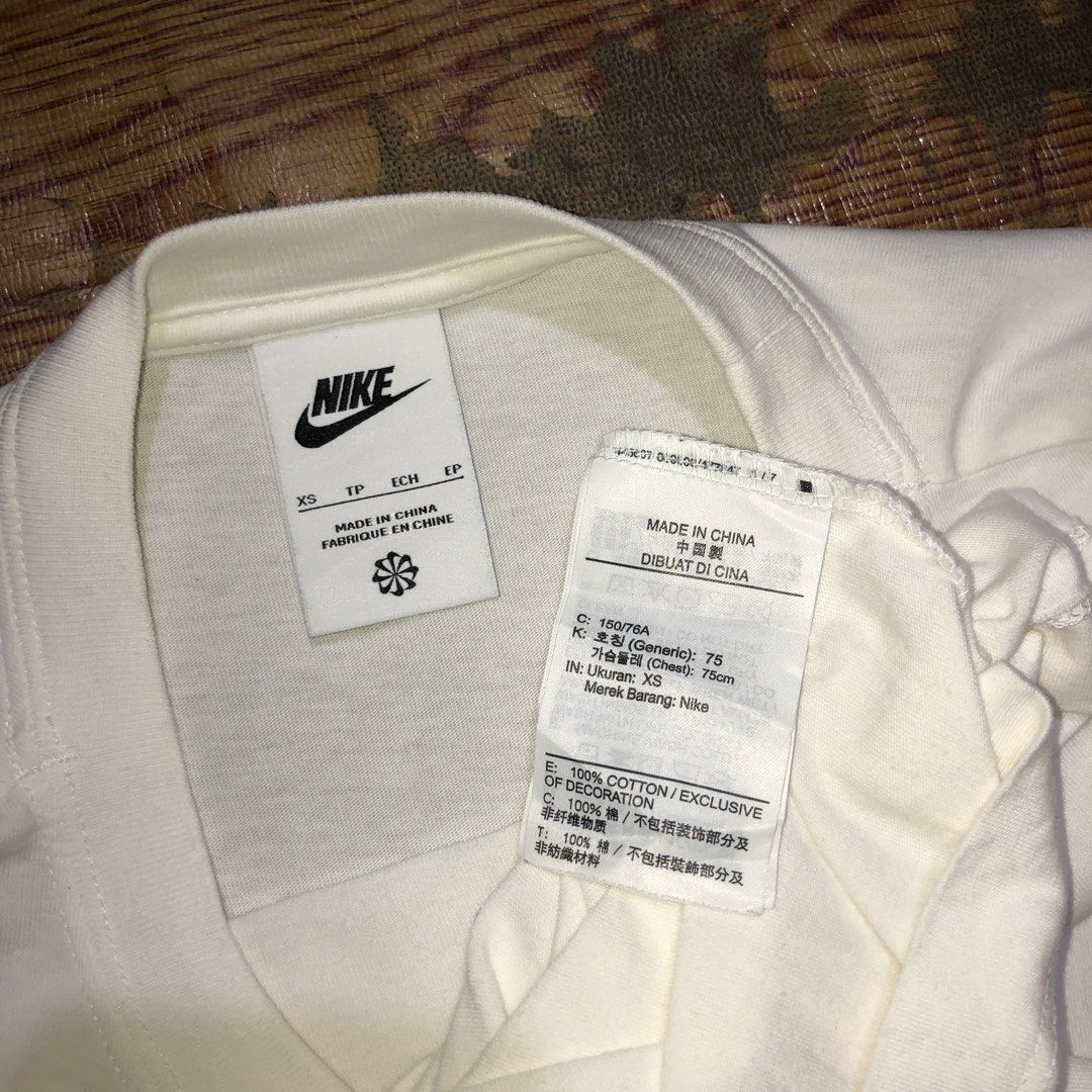 Nike Sportswear Essential shirt (Category: Shirts) located in Dasmarinas. Submitted by corenyxmessy_3rd_account (Listing ID 1467550208, Image 3). Description: width - 19 length - 26.5.