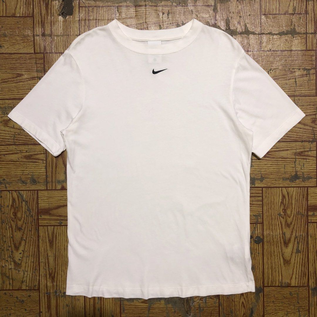 Nike Sportswear Essential shirt (Category: Shirts) located in Dasmarinas. Submitted by corenyxmessy_3rd_account (Listing ID 1467550208, Image 1). Description: width - 19 length - 26.5.