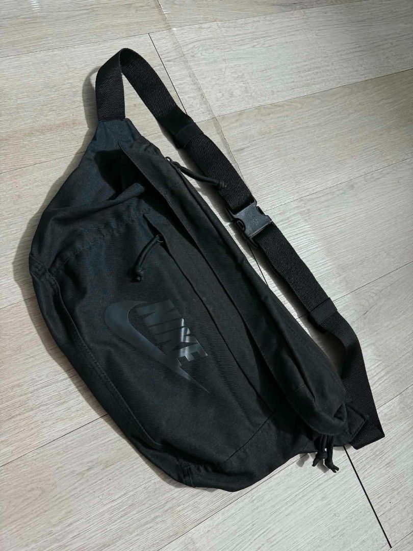 Nike Tech Hip Pack (Category: Sling Bags) located in Caloocan City. Submitted by collectorschoice_ (Listing ID 1467535831, Image 2). Description: Product Description: 📌Color rate: 9.5/10 📌Condition: 9.5/10 📌Issue: ❌❌❌ 📌Last price: 950 Free shipping thru Jnt.