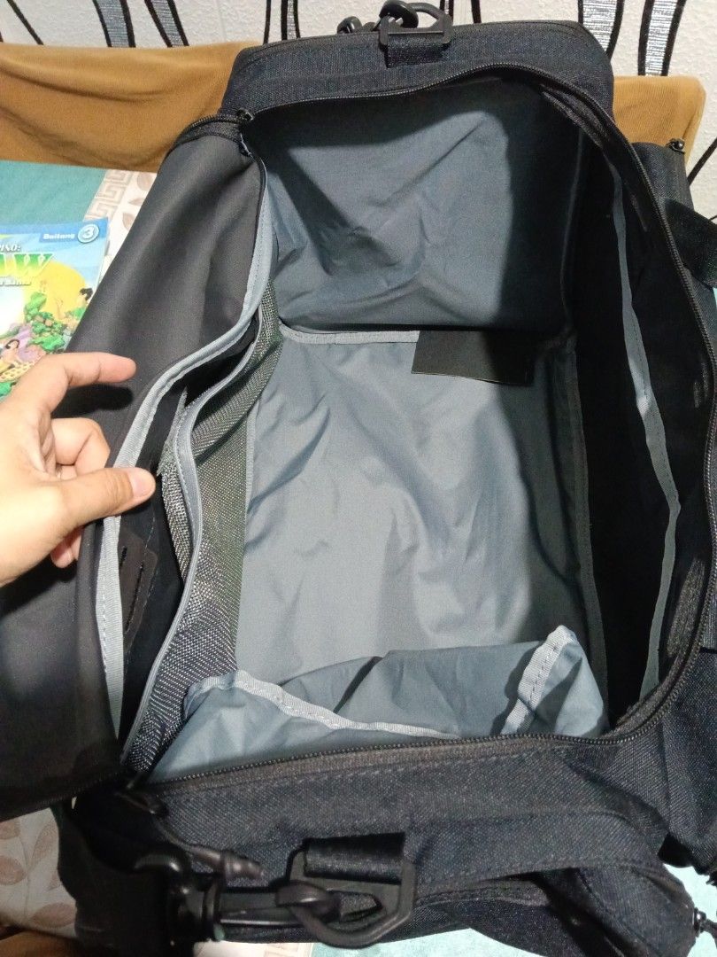 Nike travel bag (Category: Belt bags, Clutches and Pouches) located in Cavite. Submitted by purplepink30 (Listing ID 1467523790, Image 3). Description: Nike travel bag capacity : 51 L.