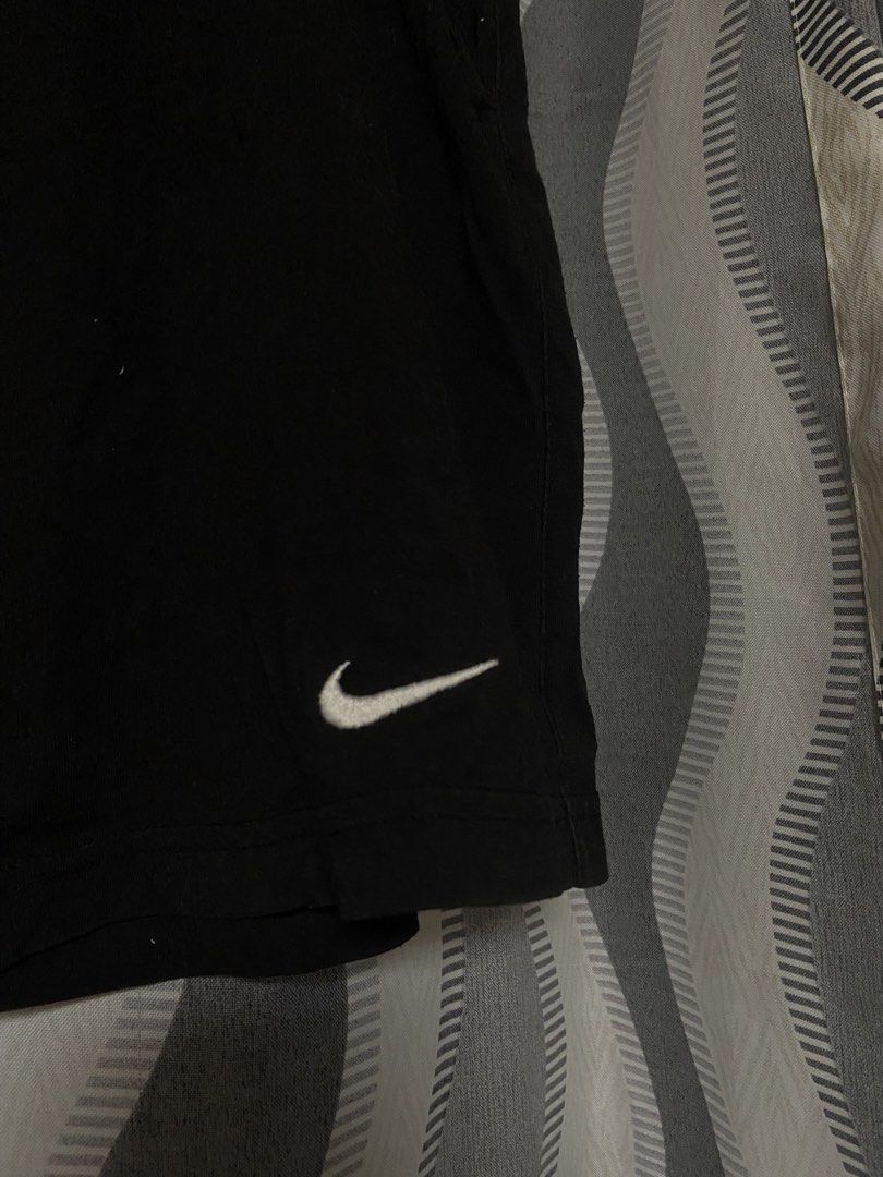 Nike vintage short (Category: Shorts) located in Manila. Submitted by oldso.ulfinds (Listing ID 1467600411, Image 2). Description: Nike vintage short Excellent condition Colorrate.9/10 W:32-34 L:19.