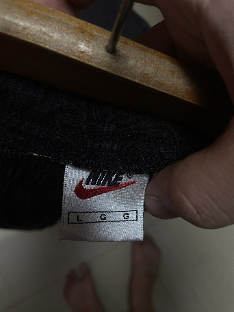 Nike vintage short (Category: Shorts) located in Manila. Submitted by oldso.ulfinds (Listing ID 1467600411, Image 3). Description: Nike vintage short Excellent condition Colorrate.9/10 W:32-34 L:19.