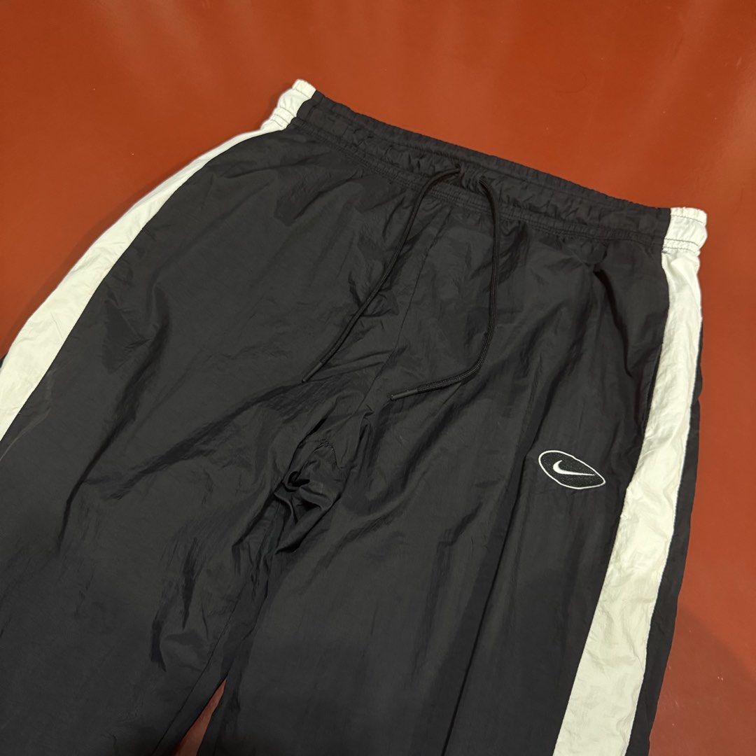 NIKE WOVEN PANTS (Category: Joggers) located in Pasig City. Submitted by buzzthrifty (Listing ID 1467549898, Image 3). Description: SIZE 30-36WAIST 36 LENGTH EXCELLENT CONDITION .