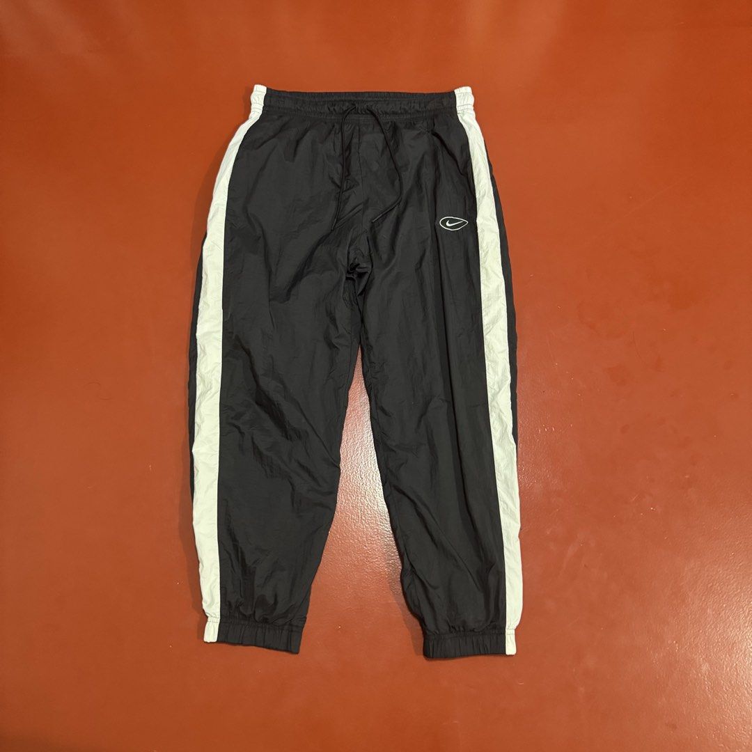 NIKE WOVEN PANTS (Category: Joggers) located in Pasig City. Submitted by buzzthrifty (Listing ID 1467549898, Image 1). Description: SIZE 30-36WAIST 36 LENGTH EXCELLENT CONDITION .