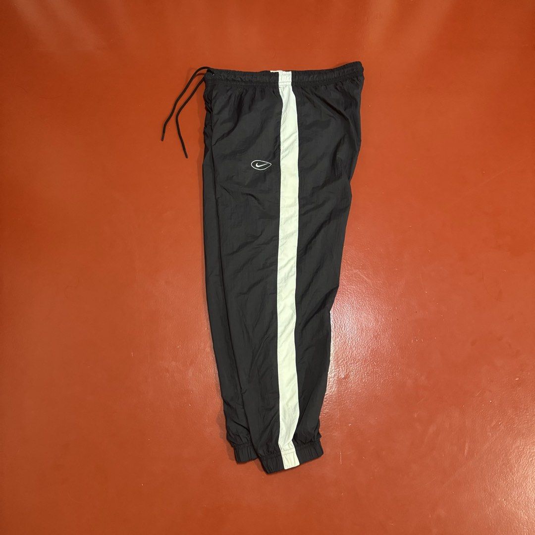 NIKE WOVEN PANTS (Category: Joggers) located in Pasig City. Submitted by buzzthrifty (Listing ID 1467549898, Image 2). Description: SIZE 30-36WAIST 36 LENGTH EXCELLENT CONDITION .