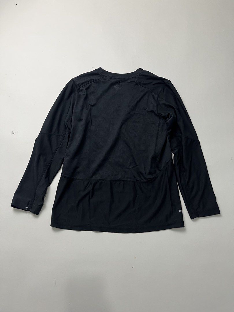 Nike Youth Longsleeve (Category: Babies & Kids Fashion) located in Makati City. Submitted by ufcknwthbst (Listing ID 1467461056, Image 2). Description: 16 inch width 23 inch length 9.5/10 condition No issue.
