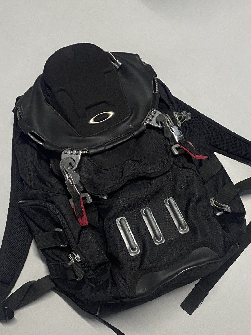 Oakley bathroom sink (23L) (Category: Backpacks) located in Manila. Submitted by sixtiessourzzz (Listing ID 1467561935, Image 1). Description: excellent condition Color rate 9/10 Sign of usage All working.