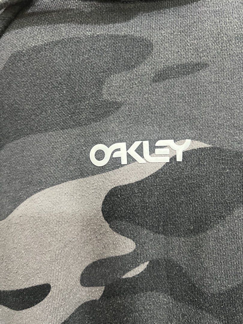Oakley Camo Hoodie (Category: Coats, Jackets and Outerwear) located in Quezon City. Submitted by digital_ryan (Listing ID 1467474653, Image 3). Description: Oakley Camo Hoodie Medium to Large.