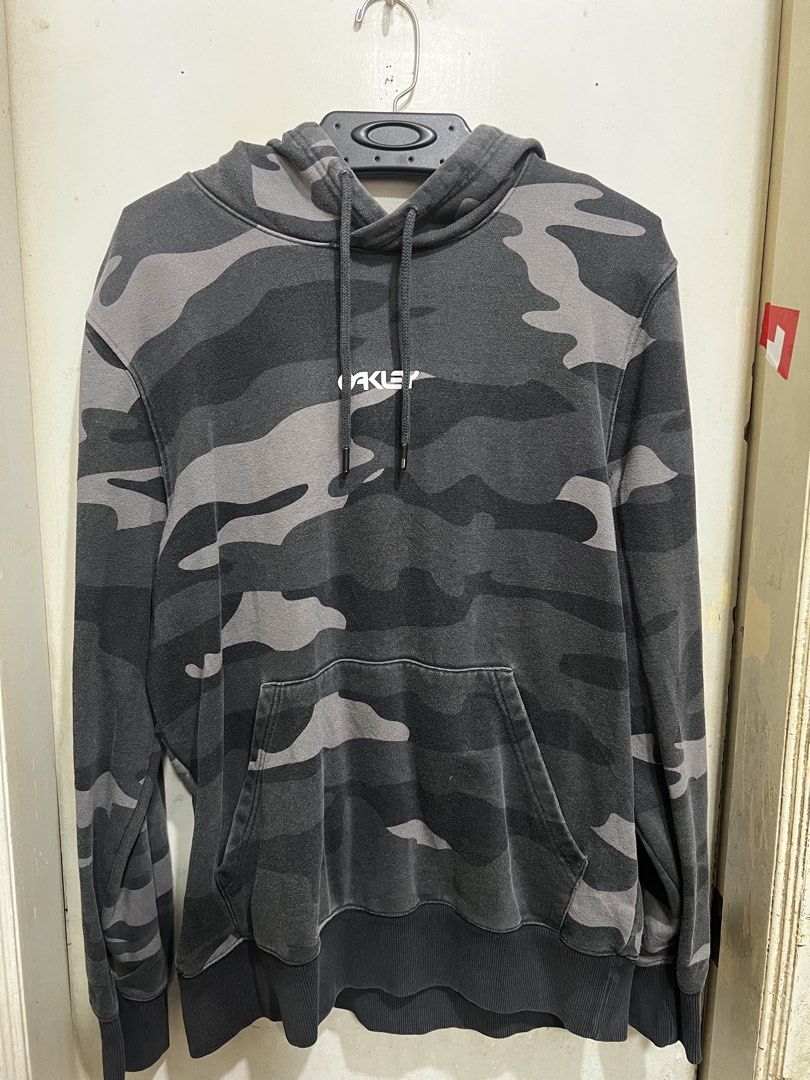 Oakley Camo Hoodie (Category: Coats, Jackets and Outerwear) located in Quezon City. Submitted by digital_ryan (Listing ID 1467474653, Image 1). Description: Oakley Camo Hoodie Medium to Large.