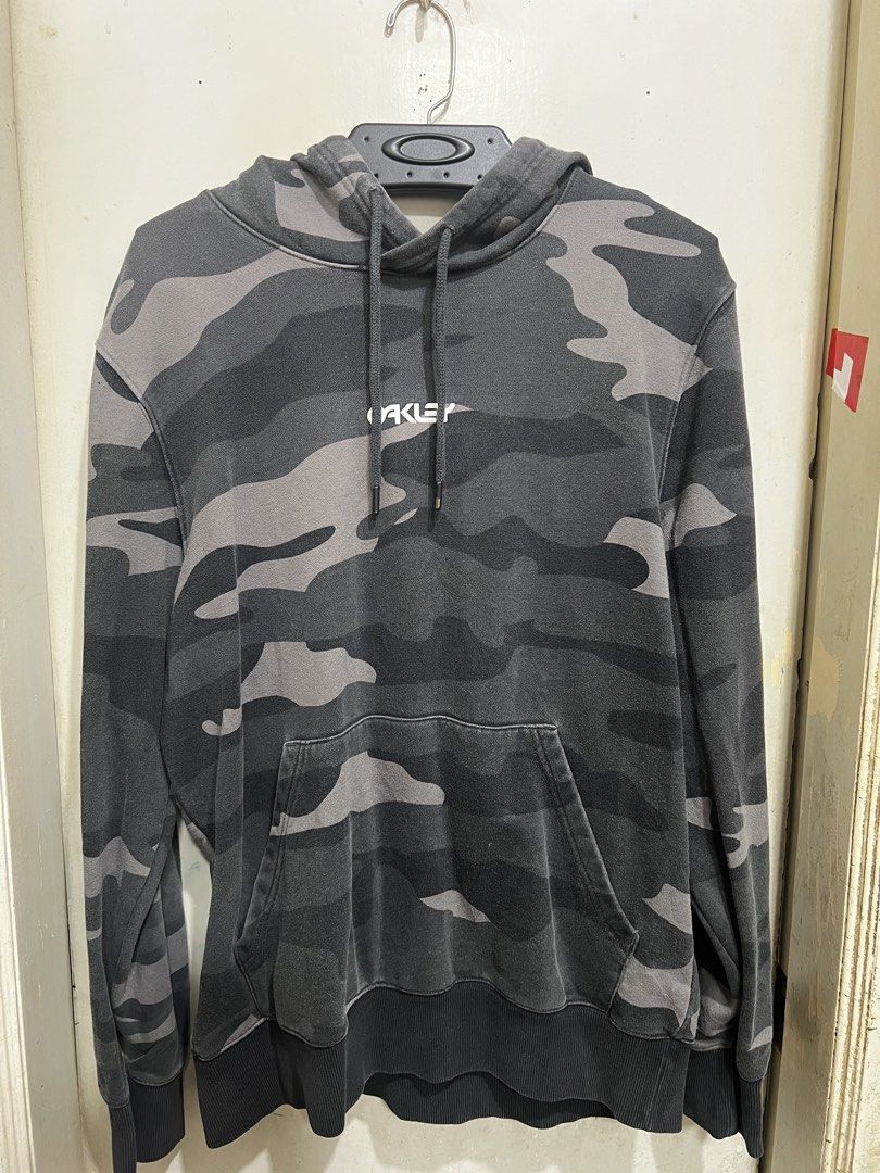 Oakley Camo Hoodie (Category: Coats, Jackets and Outerwear) located in Quezon City. Submitted by digital_ryan (Listing ID 1467474653, Image 2). Description: Oakley Camo Hoodie Medium to Large.