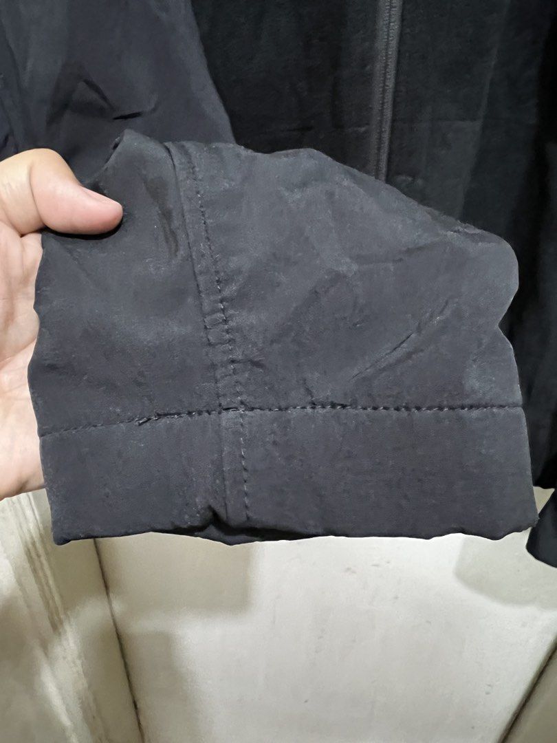 Oakley Fleece Jacket (Category: Coats, Jackets and Outerwear) located in Quezon City. Submitted by digital_ryan (Listing ID 1467472746, Image 3). Description: Oakley Y2K Fleece Jacket Great Condition No Issues • All zippers working and has pull tab .