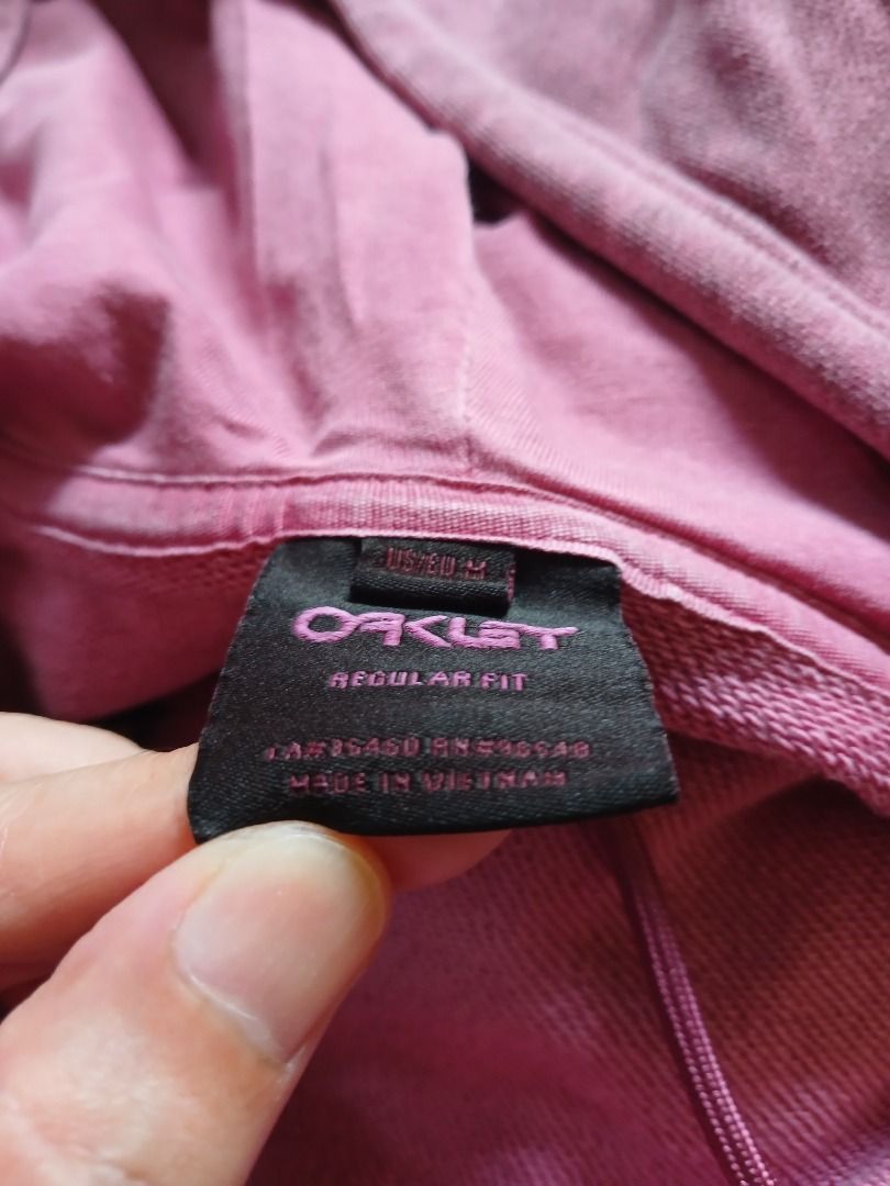 OAKLEY Hoodie Jacket (Category: Coats, Jackets and Outerwear) located in Muntinlupa City. Submitted by monross18 (Listing ID 1467417715, Image 3). Description: Authentic OAKLEY hoodie jacket with zipper Regular Fit Made in Vietnam.