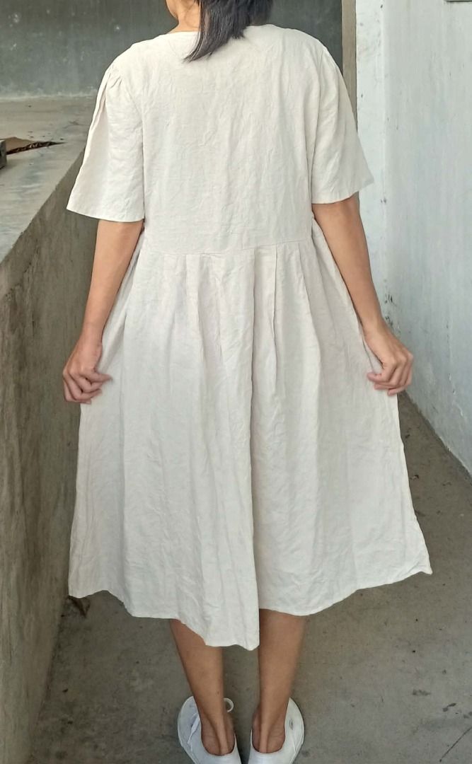 Oat Line midi summer dress (Category: Dresses) located in Davao. Submitted by irisrazona16792 (Listing ID 1467408015, Image 2). Description: Adjustable waist tie Bust 40 Waist 30-42 (adjustable tie) L 41.5 mall quality.