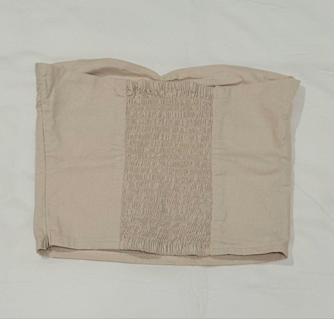 Off White Linen Tube Top (Category: Sleeveless) located in Pasig City. Submitted by mxvxt (Listing ID 1467455919, Image 2). Description: 〰 brand new, never been used 〰 fits XS-S frame 〰 smock back 〰 has side zipper enclosure 〰 lightweight and breathable 〰 cute & dainty european summer top! 〰 rfs: decluttering .