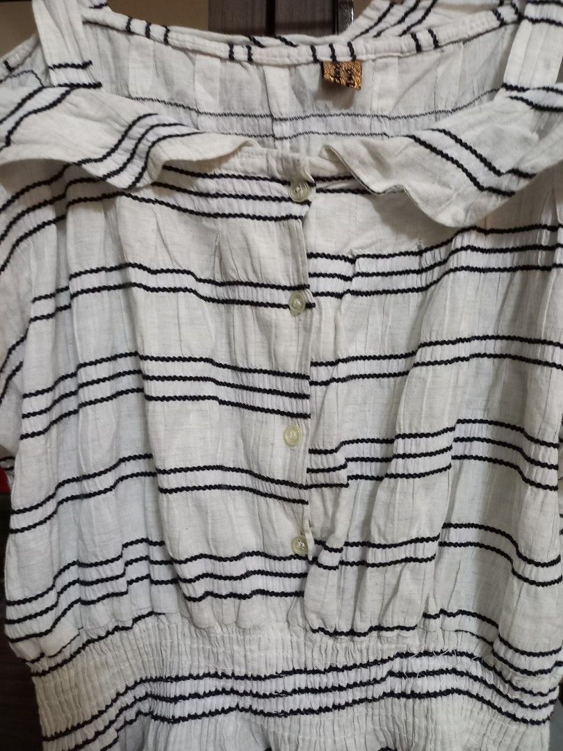 off-shoulder top blouse (Category: Blouses) located in General Santos City (Dadiangas). Submitted by silvkimber62755 (Listing ID 1467435367, Image 2). Description: S-M.