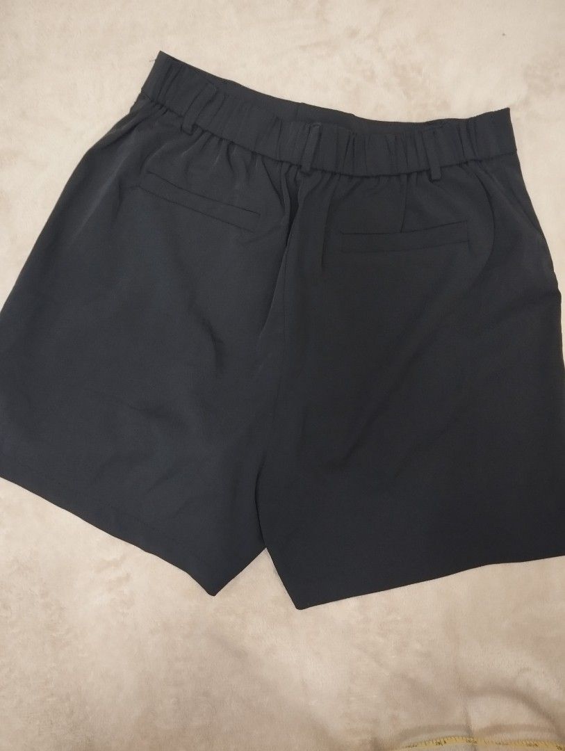 Old Navy Black Skirt and Shorts Bundle Size 2 (Category: Skirts) located in Dagupan City. Submitted by nahamul_1508 (Listing ID 1467566367, Image 3). Description: Preloved #17 bundle of 2 both size 28.