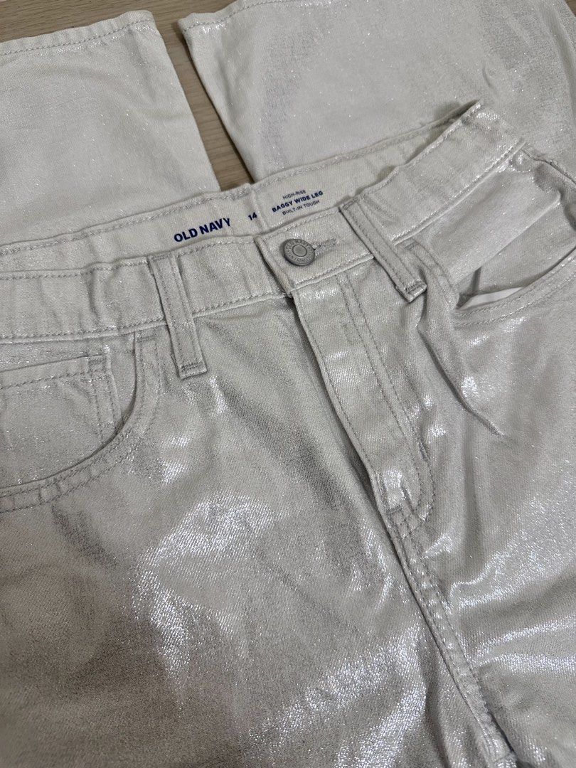 Old Navy Silver Metallic Pants (Category: Jeans) located in Valenzuela. Submitted by sseousinnn (Listing ID 1467468188, Image 2). Description: .