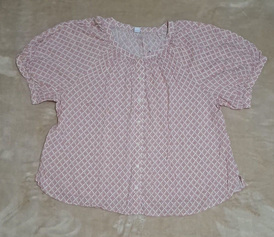 Old Navy Printed Blouse (Size XL) (Category: Blouses) located in Quezon City. Submitted by MP_Declutters (Listing ID 1467412100, Image 1). Description: Brand: Old Navy Size: XL Color: Cream with dusty rose floral print Condition: Pre-owned, like new (no flaws) Details: Round neckline with front buttons, short sleeves, comfortable relaxed fit. Made in India. Shipping Info: Shipping fee to be paid by the buyer. Available via J&T Express or Lalamove