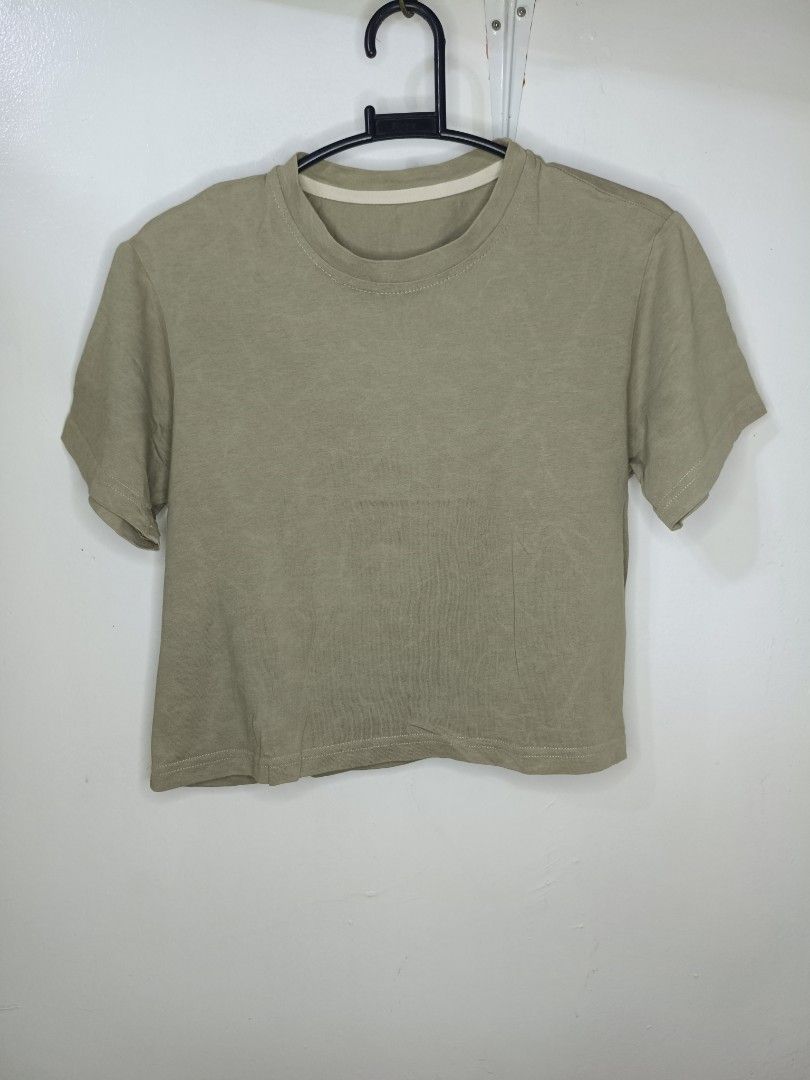 Olive Green Cropped Short Sleeve Top (Category: Shirts) located in Santa Maria. Submitted by abclosetph (Listing ID 1467427489, Image 1). Description: medida size! bust: 36 length: 18 - color may vary due to lighting - manage your expectations, these are preloved items..