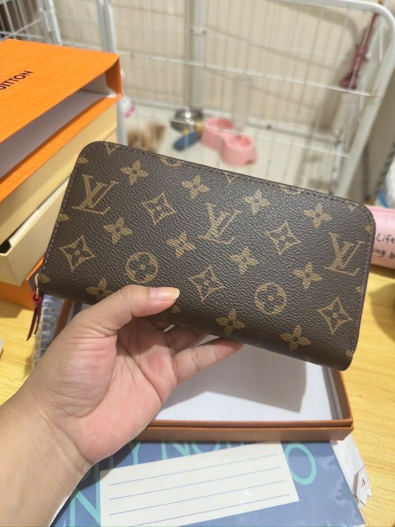 On sale Coded Mono 3Lvi Long Wallet (Category: Wallets & Card holders) located in Binmaley. Submitted by amayscollections2 (Listing ID 1467478082, Image 2). Description: On sale Coded Mono 3Lvi Long Wallet with box and dustbag super ganda in person ses vietnam made libo bentahan sa market nyan. Satin, for only ₱550 payment first ₱620 cash on delivery.