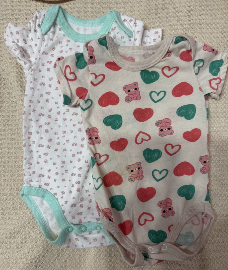 Onesies Body suits 0-3months 2pcs (Category: Babies & Kids Fashion) located in Las Pinas. Submitted by DocEyaaaa (Listing ID 1467413118, Image 1). Description: Free if you buy any baby clothes. .