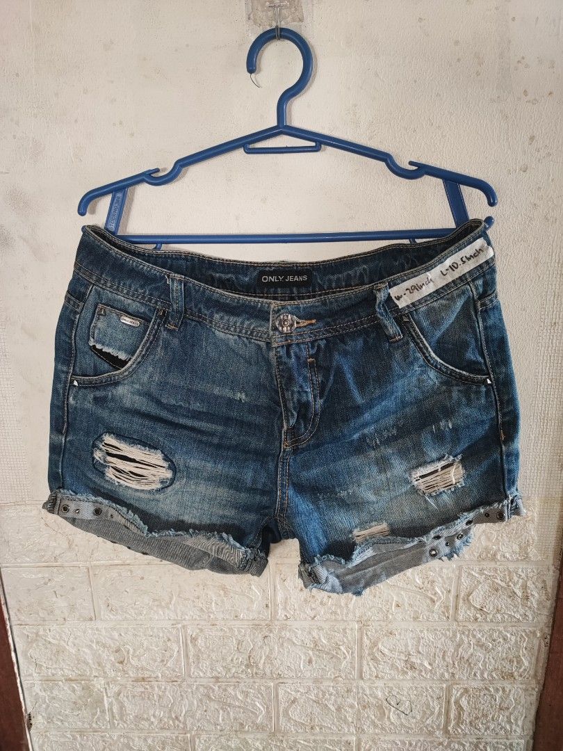 ONLY Modern Studded Distressed Denim Short ( Medium ) ( 749 ) ( NEED WASH ) ( NEW ARRIVAL🔥 ) (Category: Shorts) located in Manila. Submitted by pcltasenseigaming (Listing ID 1467397230, Image 1). Description: ONLY Modern Studded Distressed Denim Short ( Medium ) ( 749 ) ( NEED WASH ) ( NEW ARRIVAL🔥 ) W - 29Inch L - 10.5Inch 📌 Details : Manage your Expectations Ukay po ito not brandnew, Pwede kong Videohan yung gusto niyong Item para makita niy