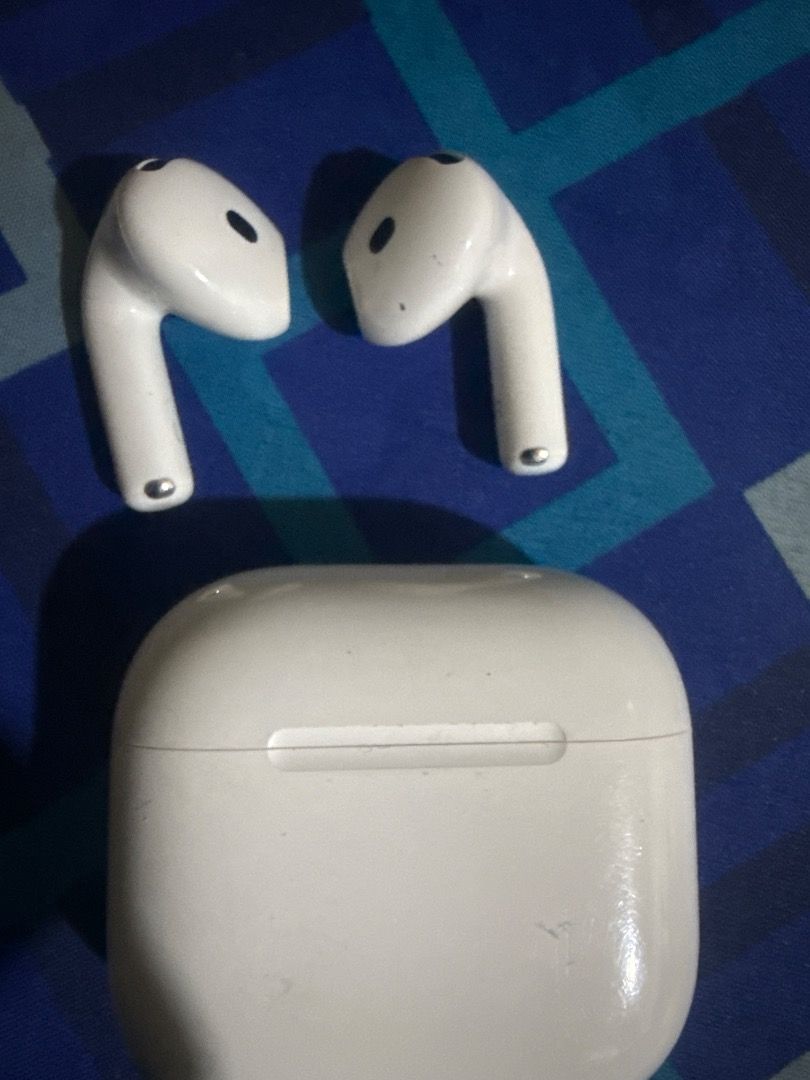 Original air pods (Category: Earphones) located in Cavite. Submitted by lexuzollirum (Listing ID 1467593968, Image 2). Description: Like bee.