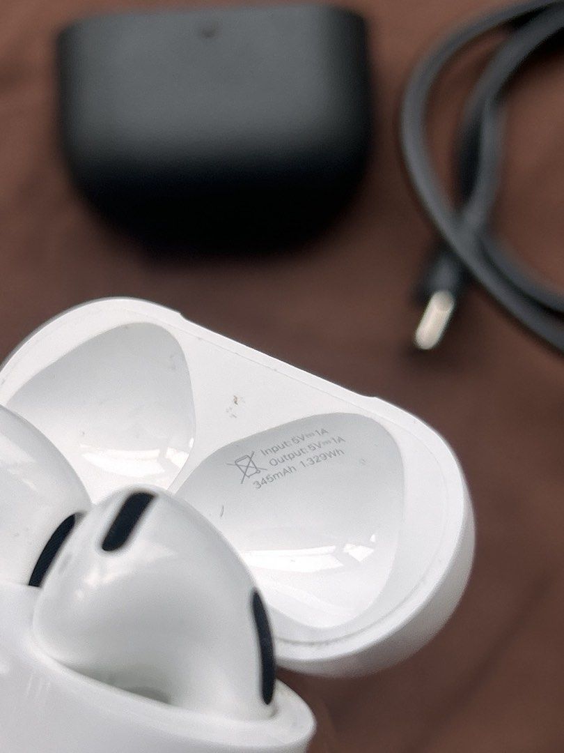 Original Apple Airpods 4 (Non ANC) (Category: Earphones) located in Makati City. Submitted by john15.5 (Listing ID 1467364195, Image 2). Description: Try Secondhand Original Apple Airpods 4 (Non ANC) for only Php 5500 -100% Original -Free Usb C cable -Free Silicon Case -Smoothness 96% Front & 97% Back -Good battery life -Matagal Malowbat, Mabilis magcharge -Good quality -Crisp Button -Actual Photo -Ready to use -No Box -No swap -Free Shipping via