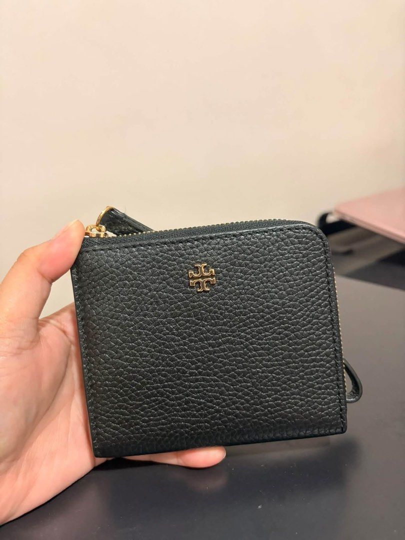 Original Kate Spade (Category: Luxury Bags & Wallets) located in Pasig City. Submitted by rmsoler (Listing ID 1467553475, Image 2). Description: Original Kate Spade Bag/Wallet NOTE: Please screenshot po ang iniinquire na item, since 4 po ang choices. Brandnew/Likenew Price: 4,000 Location: Bulacan Mode of payment: Bank/GCash.