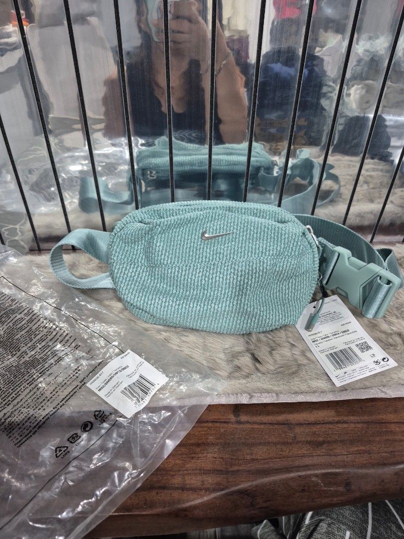 Original Nike Aura Crossbody Bag (Category: Cross-body Bags) located in Cavite. Submitted by chaellebrandsluxe (Listing ID 1467419669, Image 1). Description: SRP:1,895 what you see is what you get.