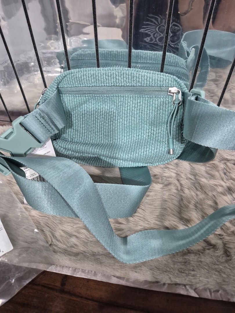 Original Nike Aura Crossbody Bag (Category: Cross-body Bags) located in Cavite. Submitted by chaellebrandsluxe (Listing ID 1467419669, Image 3). Description: SRP:1,895 what you see is what you get.