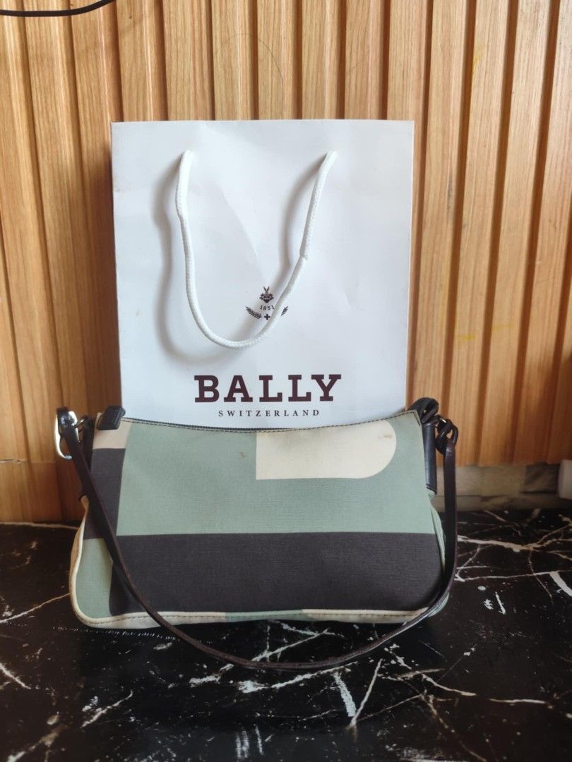 Original vintage bally (Category: Luxury Bags & Wallets) located in Andop. Submitted by deinlakarol_211 (Listing ID 1466394170, Image 1). Description: my kunting dumi or stain nasa pics posted po with free paper bag and bag charm.