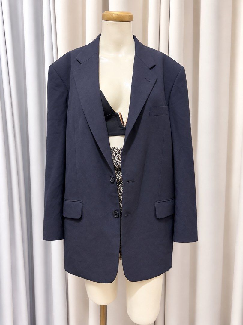 OVERSIZED BLAZER FOR EVERYDAY CHIC (Category: Coats, Jackets and Outerwear) located in Taguig. Submitted by vm.co (Listing ID 1467369240, Image 2). Description: THE PERFECT OVERSIZED BLAZER FOR EVERYDAY CHIC COLOR: Navy Blue SIZE: XL to 2XL STYLE IT WITH: Denim jeans or tailored trousers FIT: Relaxed, oversized boyfriend fit.