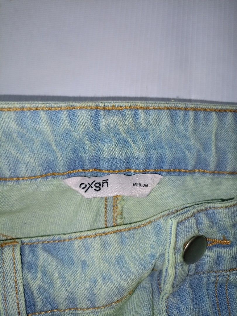 Oxgn Denim Cargo Shorts Medium (Category: Shorts) located in Caloocan City. Submitted by grandturtle-371b8d (Listing ID 1467397607, Image 3). Description: - Brand: OXGN - Style: Denim cargo shorts in light wash - Size: Medium - Material: 100% cotton - Features: Multiple utility pockets, mid-rise fit, front button closure - Condition/Vibe: Casual streetwear staple, super comfortable for daily wear.