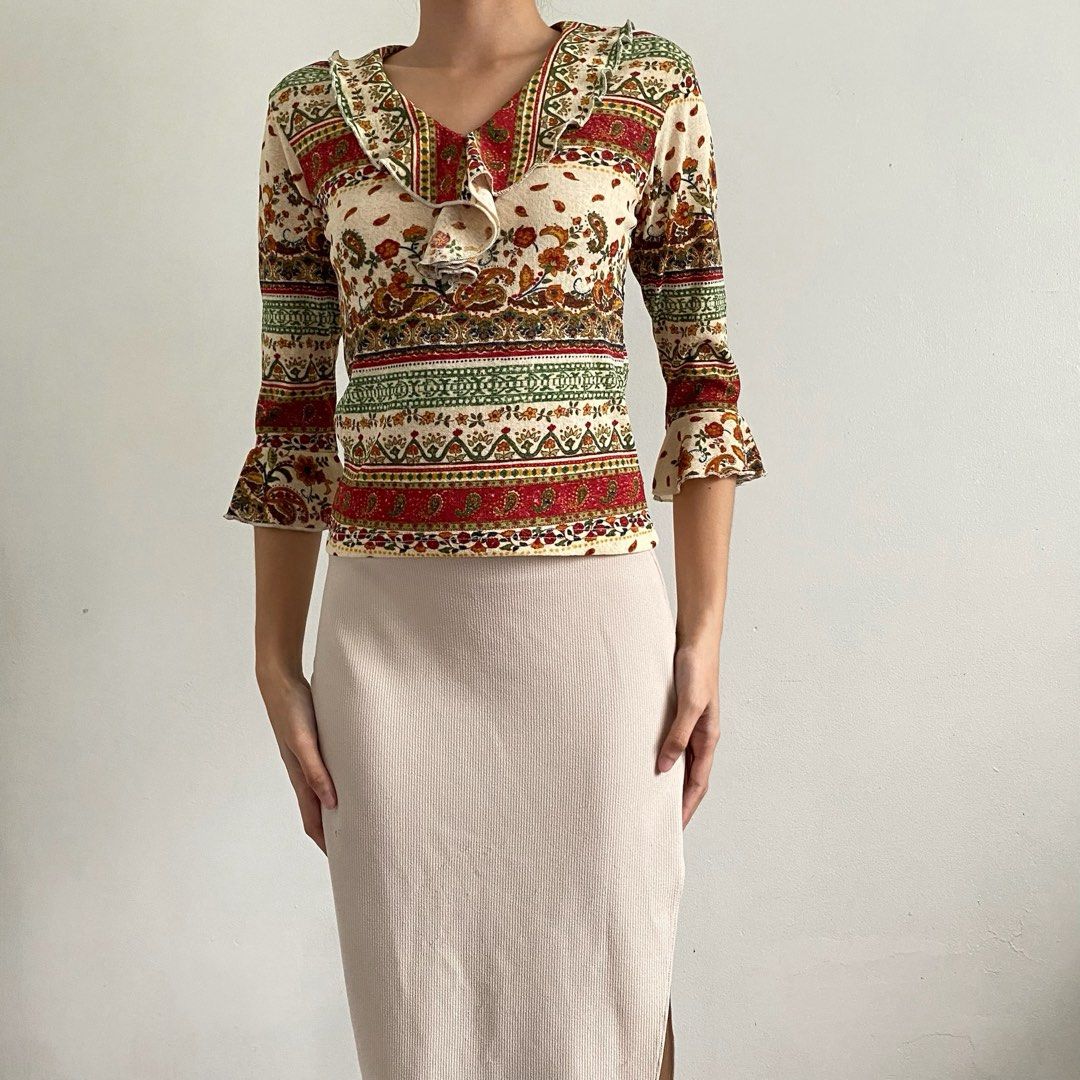 Paisley patterned top (Category: Blouses) located in Tarlac. Submitted by luv__vintage (Listing ID 1467473901, Image 1). Description: .