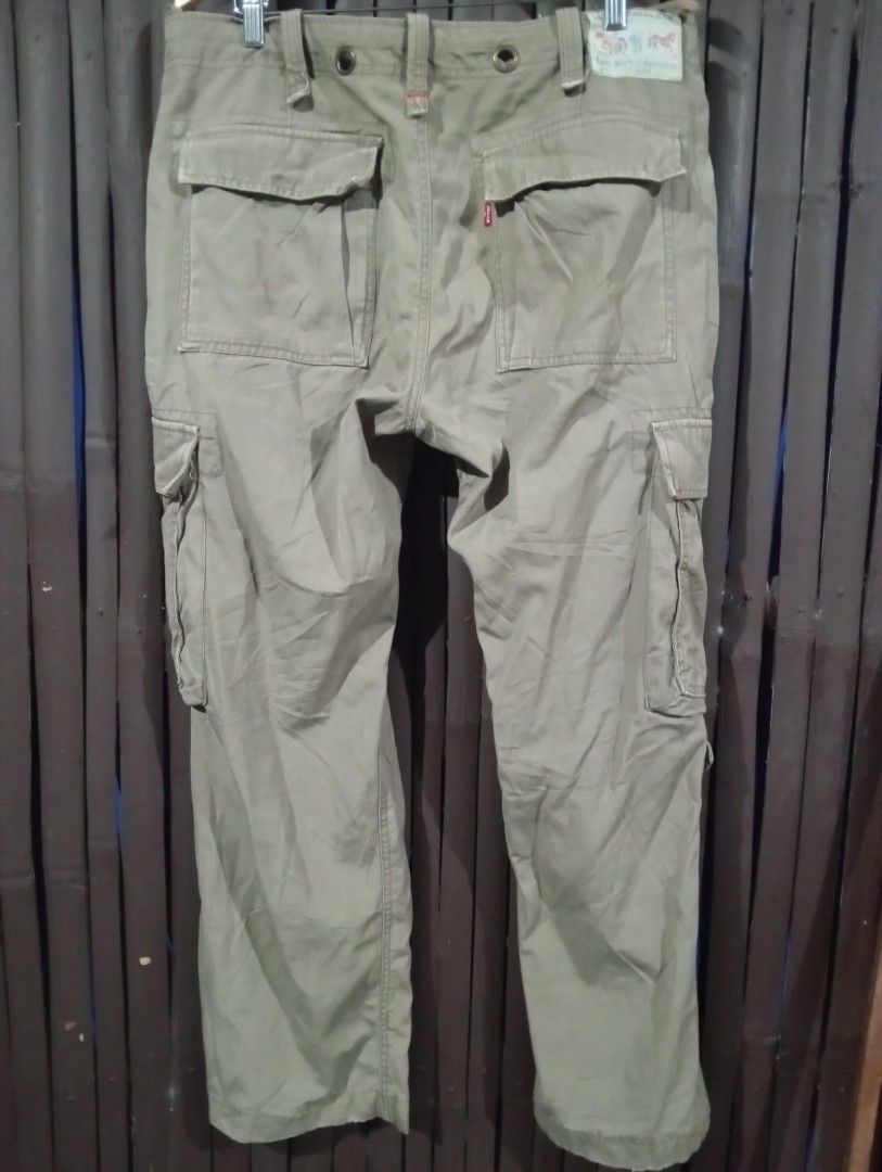 pants (Category: Trousers) located in Manila. Submitted by kevin_thrift1417 (Listing ID 1467528982, Image 3). Description: Levi's Cargo pants Waist - 18 Length - 40 leg hole - 10 Iloilo location.